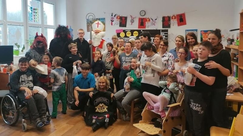 Mikulášská družina z H.O.G. Chapter Hradec Králové nadělovala dětem speciální školy v Bartošovicích